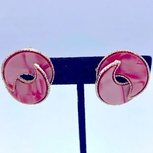 Vintage Pink Marbled Thermoset Gold Tone Round Clip On Earrings 1940-1960